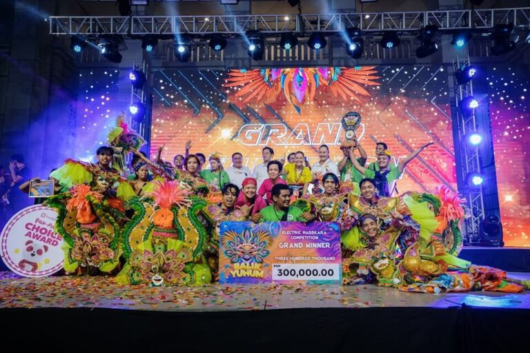 Mayor Javi Benitez Welcomes First Family to Electric MassKara